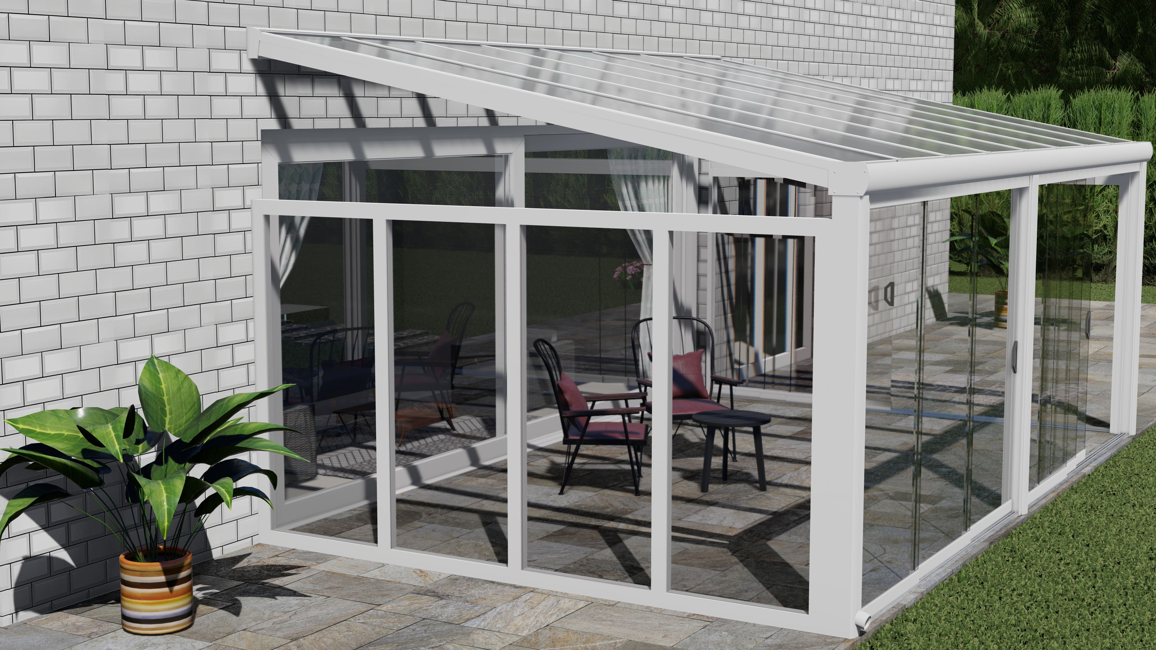 Weiße Terrassenüberdachung mit festem Seitenelement und Glasschiebesystemen an weiteren Feldern.