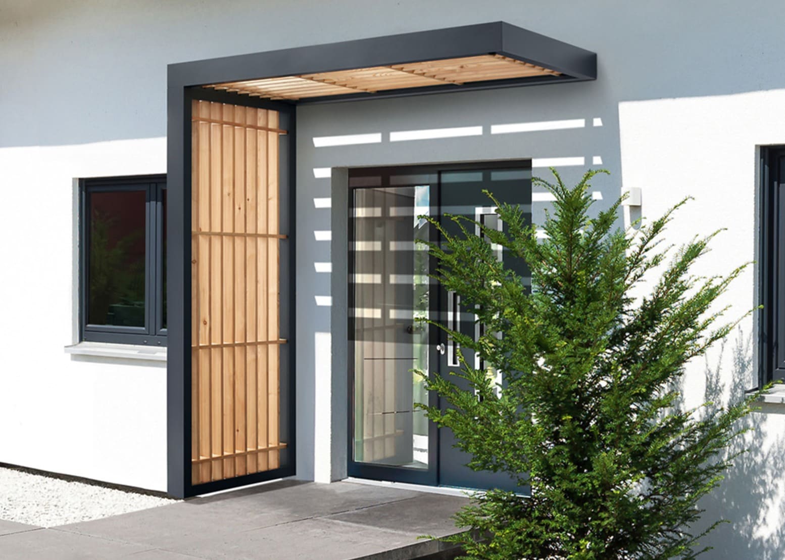 Scobalit Haustürvordach Holzminden in Anthrazit RAL 7016 mit optionalem Seitenteil an einem modernen Hauseingang