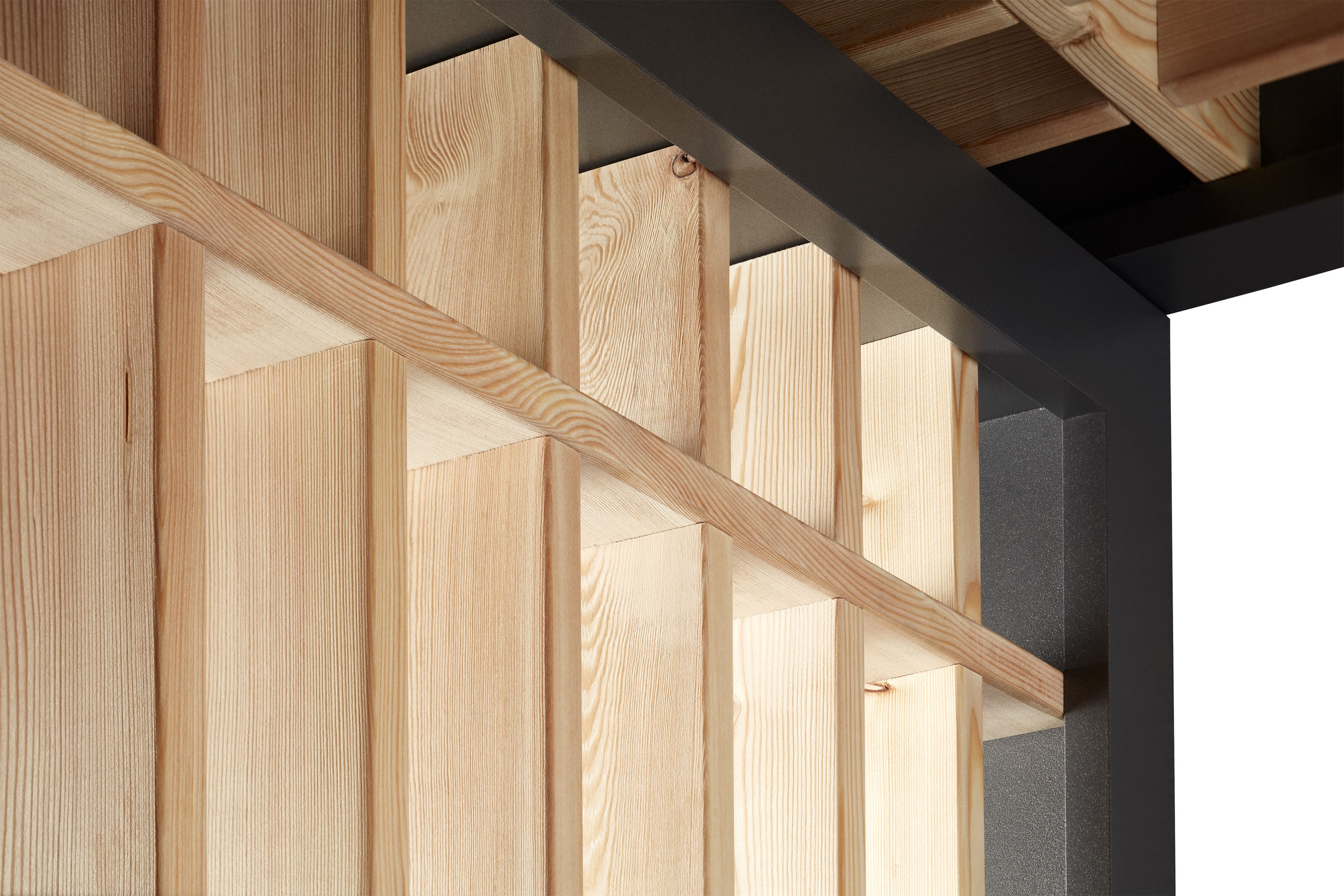 Materialdetail des Holzminden Vordachs mit Echtholz, anthrazitfarbenem Aluminiumrahmen und klarer Acrylglasabdeckung