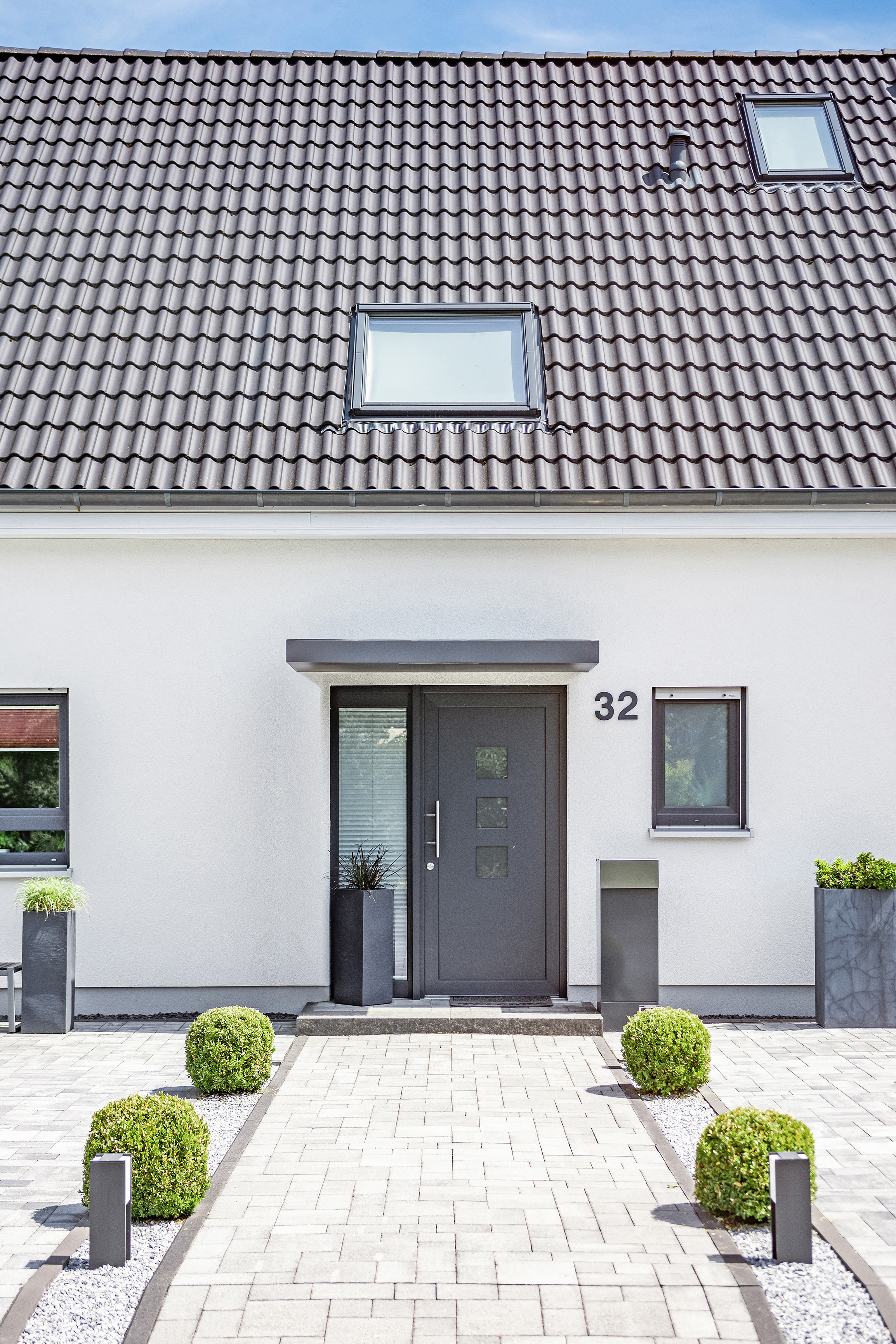 Scobalit Hamburg Standard Haustürvordach in Anthrazit mit LED an einem modernen Hauseingang
